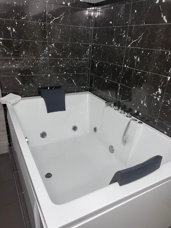 Jacuzzi 2 Apartment